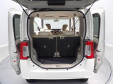 【ラゲッジルーム】荷物の出し入れが楽に行える広い開口部です。後席を倒せば大きな荷物もしっかり積み込めるので、買い物やレジャーなど幅広く活躍します。
