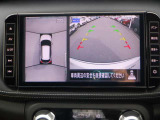 【インテリジェントアラウンドビュ-モニタ-】駐車中のクルマを、上空から見下ろしているかのような映像にして表示します。ひと目で周囲の状況がわかるため、スムースに駐車できます。