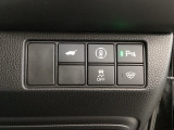 ハンドルの右側にHondaセンシング用のメインスイッチとパワーテールゲートスイッチがついています。パワーテールゲートスイッチは車内からでもテールゲートの開け閉めを電動でできます。