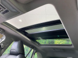 【パノラマムーンルーフ】車内の解放感が一気に上がる大型のパノラマルーフ!季節を問わず開放的で快適なドライブをお楽しみいただけます。流通量も少なく希少価値の高い人気の装備です♪