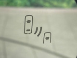 【ブラインドスポットモニター】走行中、ドアミラーの死角になりやすい箇所に後続車が接近するとサイドミラーのレンズに警告を表示!ドライバーに注意喚起をしてくれます。