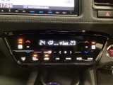 プラズマクラスター付き・オートエアコンがついてます。左右独立で温度設定のできるデュアルオートエアコンです。パネル内のシートヒータースイッチは前席の左右別々に2段階で温度設定ができます。