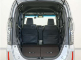 2列目シートを倒すことで、大変広いラゲッジスペースとなります。大きな荷物を積んだりと様々な用途にご利用いただけます。