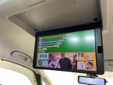 【後席モニター(フリップダウンモニター)】後部座席からも、DVDや映画、ライブ映像、YouTube動画など様々な動画が楽しめ、ドライブが退屈しません!
