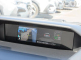 マルチファンクションディスプレイに、サイドカメラを通して、死角になる左フェンダー下付近が映し出されますので安心です。細い道路を走行するときに、大活躍。脱輪や大事な愛車に傷をつけることなく走行が可能。