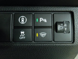 パーキングセンサーや横滑りを防ぐVSA等のスイッチ類は運転席の右側、手の届きやすい位置にあります。