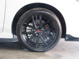 右前 17インチSTIアルミホイール タイヤサイズは、215/50R17です。