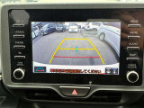 【バックモニター】後方の障害物や歩行者を確認できるバックモニター。狭い駐車場や混雑した場所でも安心して車を操作できます。