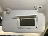 【運転席サンバイザー】鏡が付いているのでメイク直しなどにも便利★