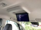 お子様や同乗者の方も楽しめる大きくて見やすい後席用フリップダウンモニター付いてます