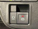 指先だけで簡単に操作が可能な電動パーキングブレーキを採用。「HOLD」スイッチを押すと、渋滞や信号待ちなどでブレーキペダルから足を離しても、ブレーキを保持するので安心です
