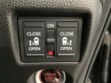 【両側パワースライドドア】両側がパワースライドドアになっており、運転席のスイッチやスマートキーでも開閉が可能です!開口部も広いので乗り降りも楽々♪