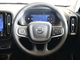 ステアリングはXC60などと同様の3本スポークですが、よりスポーティーなデザインとなっています ステアリングスイッチも充実しており、手を離すことなく機能を操作できます