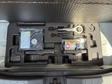 トランクルームのフタを開けると付属の車載工具がございます(^^) 必要に応じて買い足していただくことも可能です!
