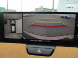 見えない部分の危険察知をサポートする360&deg;ビューモニター+フロントパーキングセンサーです。車両の前後左右にある4つのカメラを活用し、センターディスプレイの表示や各種警報音で定速走行時や駐車時に車両周