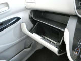 助手席前には車検証の収納に便利なグローブBOXが備わっています。