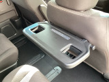 運転席シートバックには可倒式のテーブルがあります☆