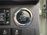 エンジンスタートボタンです。キーが車内にあれば、エンジンの始動・停止はブレーキを踏んでスイッチを押すだけ!キーを取り出す手間を省き、ワンプッシュでエンジンを操作するので簡単でスムーズです。