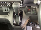 シフトはインパネシフト、パーキングブレーキは電子制御となっています。