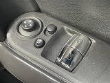 【電動格納ミラー】ドライバーの目線に合わせ、ミラーの上下左右調整が可能です。