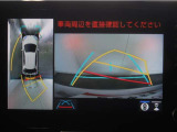 パノラミックビューモニター付きです。車両を上から見た様な映像を画面に表示。運転席からの目視だけでは見にくい、車両周辺の状況をリアルタイムでしっかり確認出来ます。