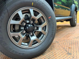 【純正アルミホイール】外観にマッチした純正アルミホイールを装着しております。各種社外アルミホイールや、スタッドレスタイヤも取扱いしております。是非ご相談ください♪