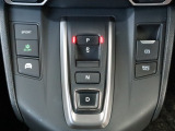 上級車の証、エレクトリックギアセレクターを採用し、スマートな操作が楽しめます。電子制御パーキングブレーキやオートブレーキホールド機能も装備されています 。