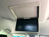 【フリップダウンモニター】大画面モニターで後席でもエンタメをお楽しみいただけます。小さなお子様にも大人気の装備です♪