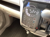運転席周辺のスマートなレイアウトが、操作のしやすさを実現。快適なドライブをサポートします。パーキングブレーキはフットブレーキタイプです。