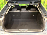ラゲッジルームは、大容量のスペースを確保。普段のお買い物からレジャーまで、幅広く活躍してくれます!また、リアシートを倒すことでバリエーション豊かにお使いいただけます。