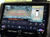 【パノラミックビューモニター】専用のカメラにより、上から見下ろしたような視点で360度クルマの周囲を確認することができます☆死角部分も確認しやすく、狭い場所での切り返しや駐車もスムーズに行えます。