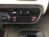運転席/助手席シートヒーターで寒い日もすぐに温かくなり快適に過ごせます。2段階の温度調整が可能です