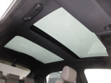 ガラスルーフ付きです。昼はシェードを開けておくことにより車内が明るくなります。夜はシートを倒せば流れ星が流れたり星がたくさん見えるかも・・わくわくする装備ですね!