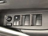 パワーウィンドのスイッチです。運転席に座りながら、助手席や後席の窓を開け閉めできるので大変便利ですよ。