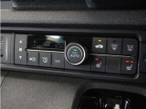 ◆オートエアコン装備◆ お好みの温度を設定をするだけで、後は、自動で風量を調節してくれます!快適にドライブが楽しめます。