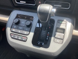 シフトはインパネシフト、パーキングブレーキは電子制御となっています。