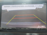 【リアカメラ】リバースに入れるだけで後方の映像が映ります。安全確認や、狭い駐車場での車庫入れ、雨の日や夜間など視界の悪い時に便利です。安全にバックする為には欠かせない装備です。