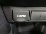HDMI入力端子を装備しており、スマホやタブレットの映像を車内モニターへ高画質で映し出せます。家族でのドライブ中の動画視聴にも便利な装備です。