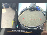 【フロント&サイドカメラ】ドライバーから見にくい死角部分を映像で確認できる前方と左側面にカメラを装着。見通しがきかない場所や住宅密集地などを運転することが多い人におすすめの安心装備です。