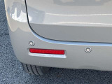 【リアコーナーセンサー】車両後方下部に装備されている超音波センサーのことで 駐車などの際に後方の障害物を検知してその距離を測り、ブザー音で障害物への接近をドライバーへ通知するもの。