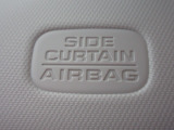 サイドカーテンエアバックシステムは、側面衝突時に大人から子供までさまざまな体格の乗員の頭部や頚部を広範囲で保護。特にセンターピラーへの頭部衝突を防ぐ展開性能を実現しています。