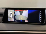 【パノラミックビューモニター】映像で、見づらい車両周辺の確認をアシスト。クルマを真上から見ているような映像を表示。 運転席から確認しにくい車両周囲の状況を把握。