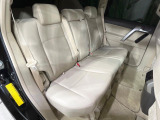 後部座席も気になるようなキズ・汚れやへたり等、大きなダメージはなく、良好な状態です。
