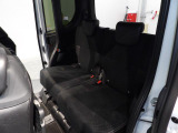 リアシート】足元も広くゆったりとくつろげる空間です。シートアレンジで荷室を広げることも可能です。