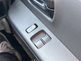 【前席パワーウィンドウ】運転席・助手席の窓をスイッチ操作で開閉できる便利な装備です。力を使わずスムーズに操作でき、換気や料金所でのやり取りも快適に行えます。