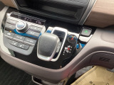 どのポジションにもワンアクションで操作できるインパネシフトに、パーキングブレーキはフットブレーキタイプです。