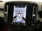 【360&deg;ビューカメラ】4台の高解像度カメラで360度の鳥瞰図を表示。隣の車や壁、死角にある障害物などを画面で確認できるため、狭いスペースでの駐車・出入りも安心です。