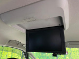 【フリップダウンモニター】大画面モニターで後席でもエンタメをお楽しみいただけます。小さなお子様にも大人気の装備です♪