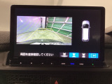 後方確認はお任せ! リアカメラ装備でバック駐車をサポートします。