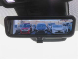 車両後方の視界をクリアに映し出す「デジタルインナーミラー」搭載です。